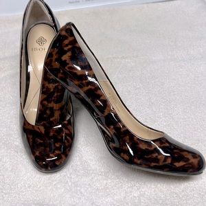 Isola’ Size 8 (I’m always a 7.5). Leopard print, chunky heal shoes.